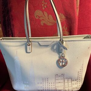 Henri Bendel W57th E-W tote Skyline